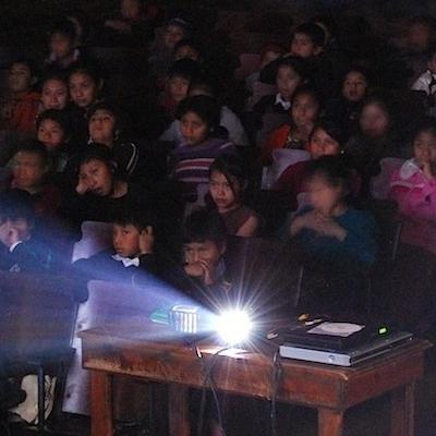 06 NinIfos Viendo Film Copy