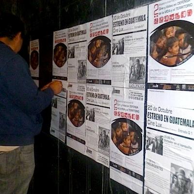 13 Pegando Afiches Guate 1