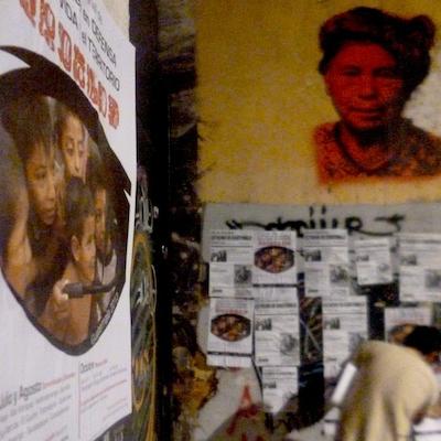 14 Pegando Afiches Guate 2