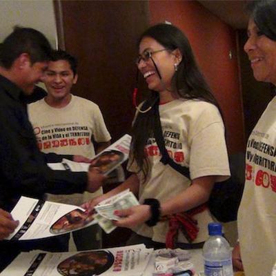 17 Dentro Lux Mesa Playeras